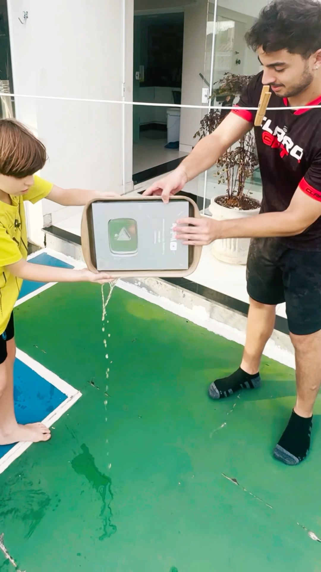 MEUS IRMÃOS CONGELARAM MINHA PLACA DE 100 MIL INSCRITOS ! ?